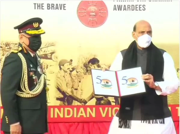 प्रधानमंत्री मोदी ने नेशनल वॉर मेमोरियल पर स्वर्णिम विजय मशाल जलाई, शहीदों को श्रद्धांजलि दी