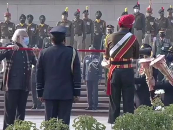 प्रधानमंत्री मोदी ने नेशनल वॉर मेमोरियल पर स्वर्णिम विजय मशाल जलाई, शहीदों को श्रद्धांजलि दी