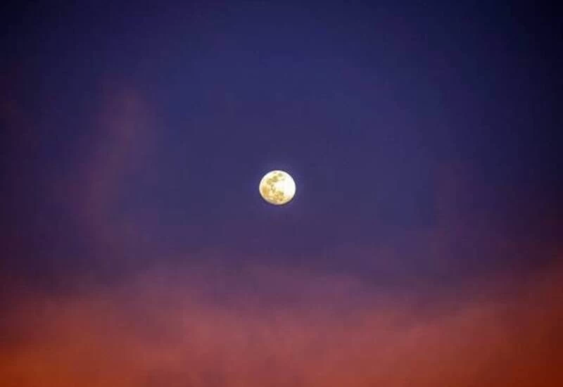 साल का आखिरी सुपरमून, ज्यादा चमकीला और खिला हुआ दिखा चांद