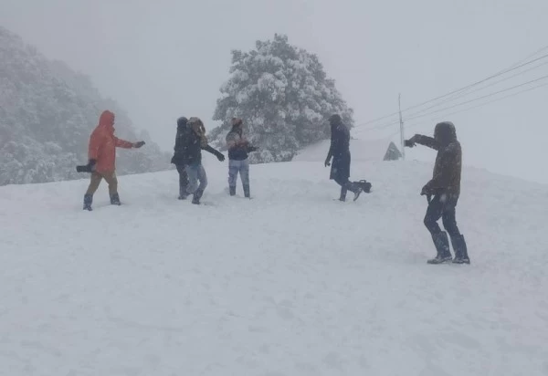 तेज बारिश और हवाओं से बदला मौसम का मिजाज, अगले पांच दिनों तक ऐसा ही मौसम रहने के आसार