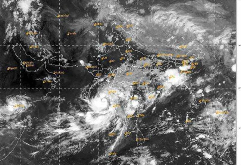 मुंबई से बस 150 KM दूर चक्रवात, तेज बारिश शुरू, हाईटाइड का अलर्ट