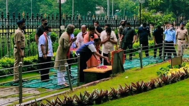 केंद्रीय मंत्री राणे के ठाकरे स्मारक के दौरे के बाद शिव सैनिकों ने किया ‘शुद्धिकरण’