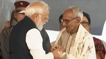 पीएम मोदी ने छुए 98 वर्षीय माखनलाल सरकार के पैर, जानिए कौन हैं ये दिग्गज नेता