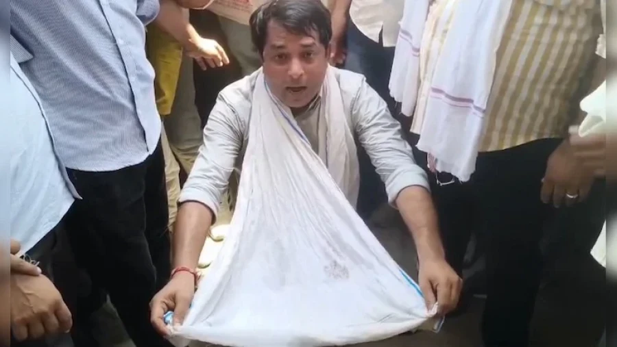 Naresh Meena Prostrates and Begs for Fertilizer Outside Chhabra SDM Office