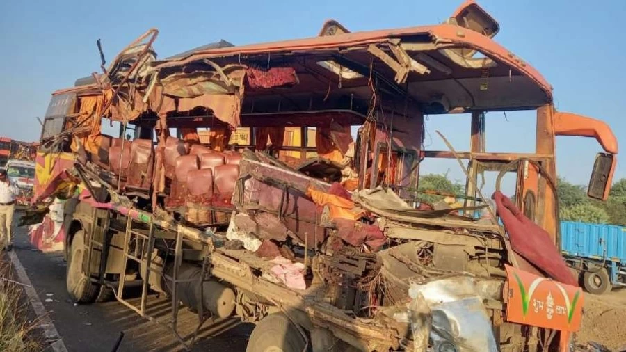 Horrific road accident in Maharashtra private luxury bus collided with truck, 10 killed so far