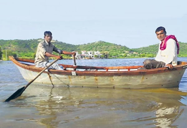बूंदी के नेशनल हाईवे-52 पर 35 दिन से भरा पानी, वाहनों की जगह चल रहीं नाव
