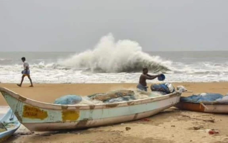 चीन के शांघाई, तटीय इलाकों में प्रचंड तूफान के कारण आंधी, भारी बारिश
