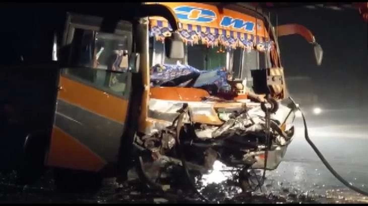 Big road accident in Gujarat, bus and Fortuner collided, 9 people died