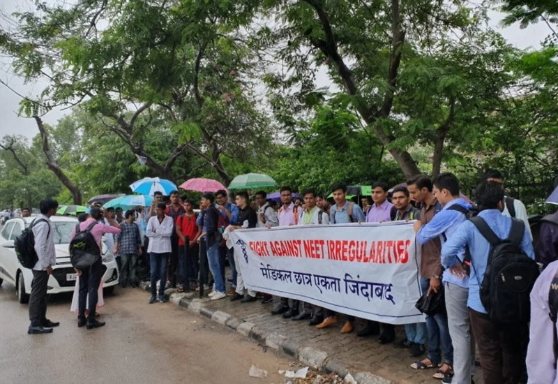 फिर से काउंसलिंग का भय, नाराज नीट स्टूडेंट्स ने मेडिकल कॉलेज के बाहर किया प्रदर्शन