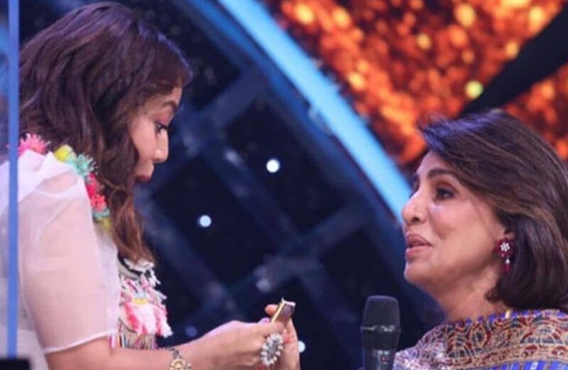 Sex Two Girls Room Neha Kakkar - Neetu Kapoor Gives Shagun To Neha Kakkar In Indian Idol Singer Touch Her  Feet Video Viral