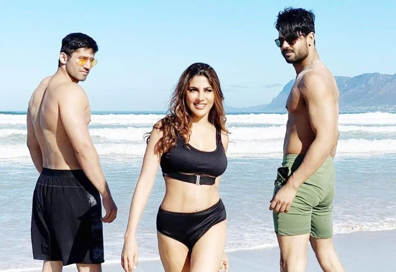 देसी बॉयज के साथ बिकिनी में नजर आईं निकी तंबोली, लोग बोले- ये तो दोस्ताना 2 है