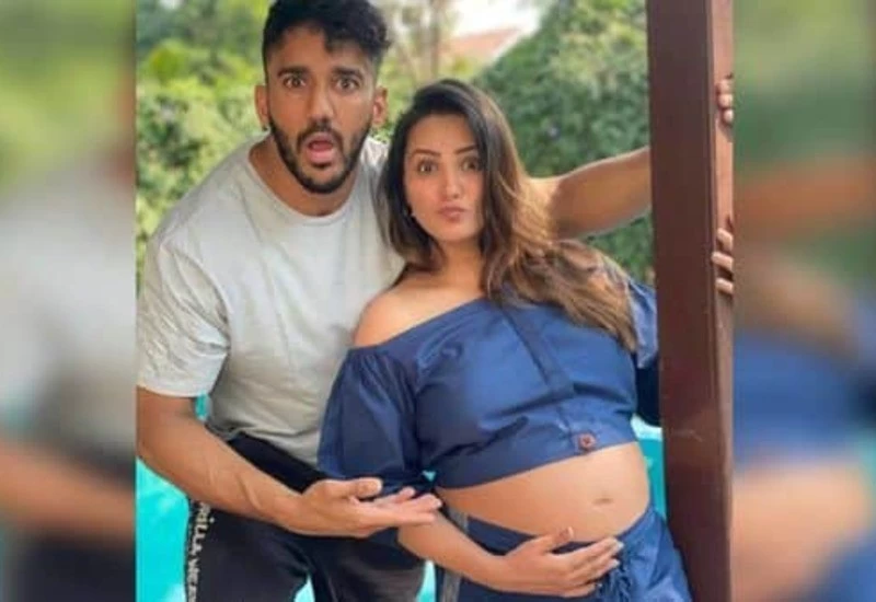 प्रेग्नेंट अनीता ने फ्लॉन्ट किया बेबी बंप, शेयर की तस्वीरें