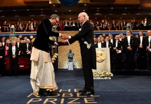 Dressed in dhoti Abhijit Banerjee receive Economics Nobel, wife Esther Duflo stuns in Saree