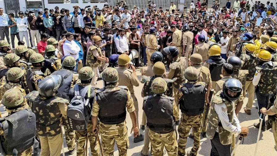 नोएडा हिंसा: पुलिसकर्मियों की छुट्टियां रद्द, सीएम योगी ने बनाई हाई-लेवल कमेटी