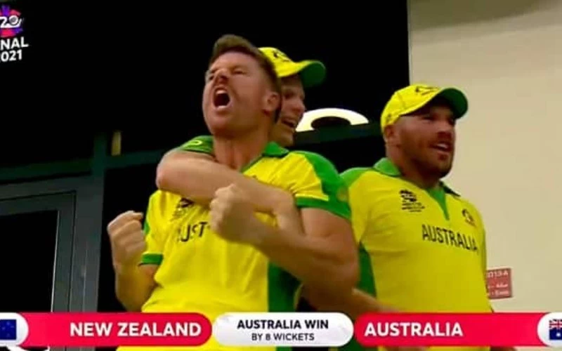 ऑस्ट्रेलिया के चैपिंयन बनते ही वॉर्नर ने स्मिथ को लगाया गले, देखें विनिंग मूमेंट का वीडियो