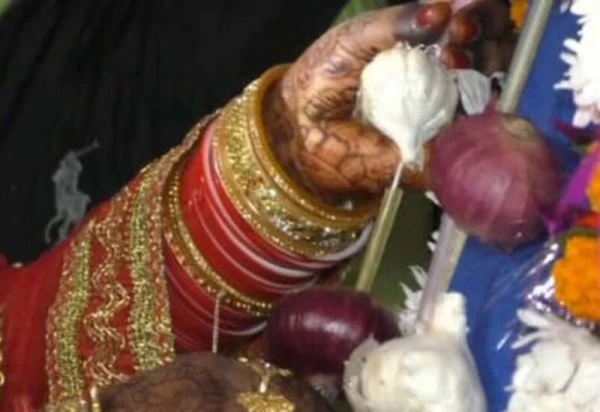 काशी में हुई अनोखी शादी, दूल्हा-दुल्हन ने पहनाई प्याज-लहसुन की वरमाला 