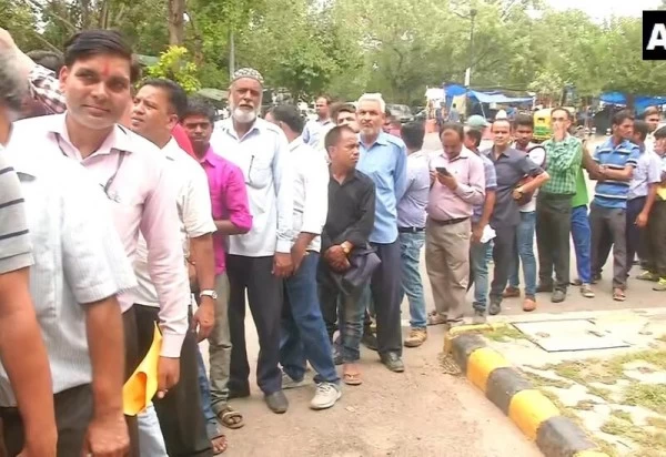  22 रुपए किलो की दर से प्याज को खरीदने के लिए उमड़ी लोगों की भारी भीड़ 