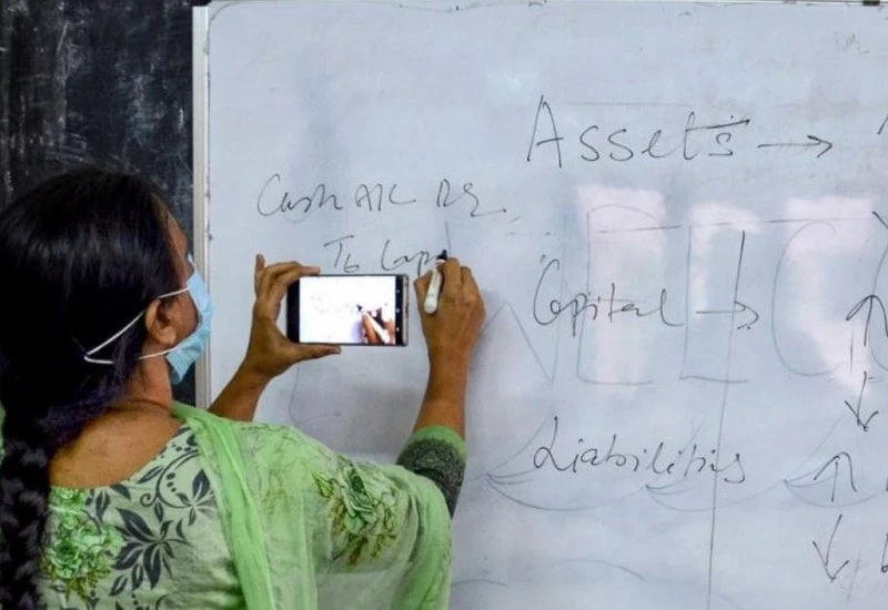 माता-पिता नहीं दे पा रहे फीस, बंद की 1400 निजी स्कूलों ने ऑनलाइन कक्षाएं