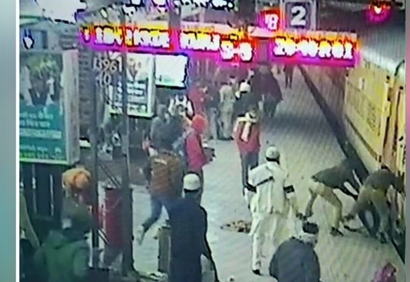 यात्री फंसा प्लेटफार्म-ट्रेन के बीच, जवानों ने बचाई ऐसे जान