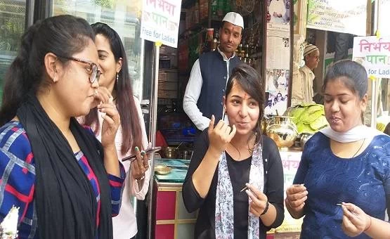 'निर्भया पान- फ्री फॉर लेडीज': बनारस में मुफ्त बांटा जा रहा है पान