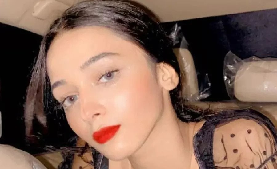 Pakistani girl ayesha from lahore who is she and what is her work khow