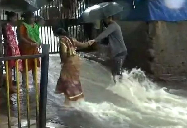 भारी बारिश से मुंबई-गोवा हाईवे पर भूस्खलन, वाहनों की आवाजाही बंद; वेस्टर्न एक्सप्रेस-वे पर पानी भरा