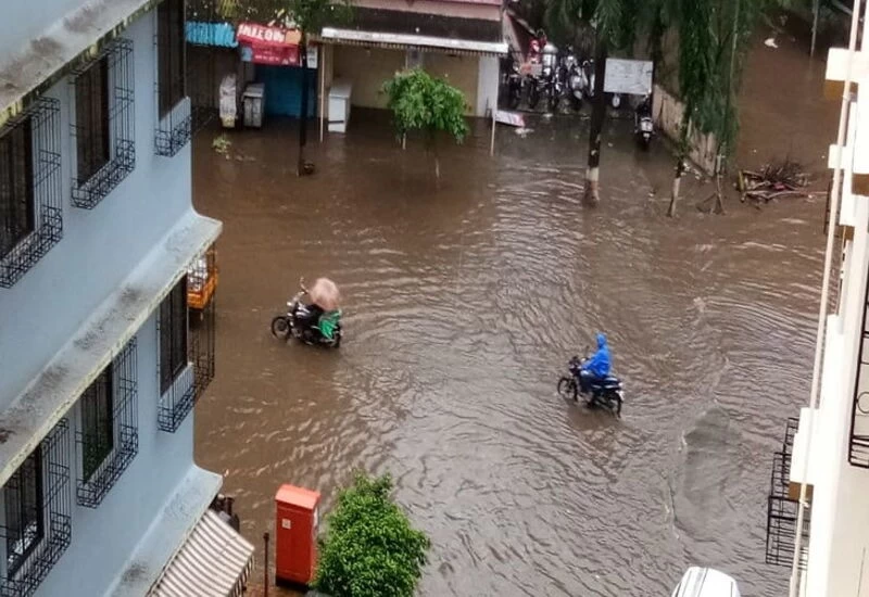 भारी बारिश से मुंबई-गोवा हाईवे पर भूस्खलन, वाहनों की आवाजाही बंद; वेस्टर्न एक्सप्रेस-वे पर पानी भरा