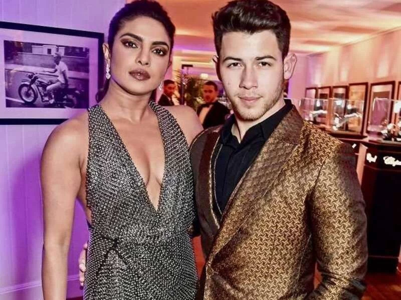 प्रियंका-निक की लिप-लॉक वाली सीक्रेट फोटो हुई वायरल देखे....