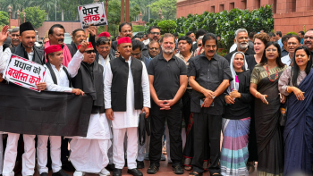 विपक्षी सांसदों का काले कपड़ों में संसद में प्रदर्शन, छात्रों के मुद्दों पर सरकार को घेरा