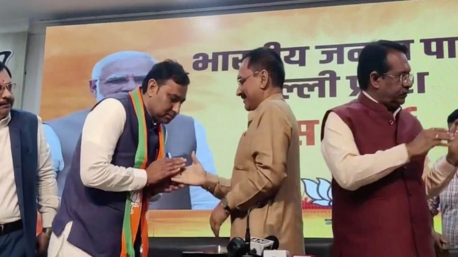 दिल्ली MCD में आम आदमी पार्टी को बड़ा धक्का, BJP में शामिल हुए पार्षद पवन सहरावत