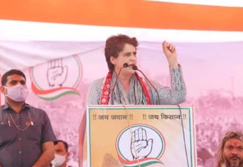 रेप पीड़िता की मां भीड़ के बीच से जब न्याय की मांग करने लगी तो, प्रियंका गांधी ने रोका भाषण सुनी तकलीफ