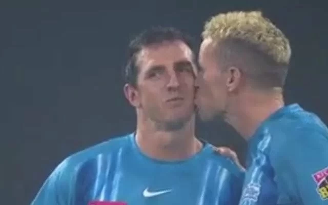 Captain Siddle kisses bowler during Big Bash League match, video goes viral