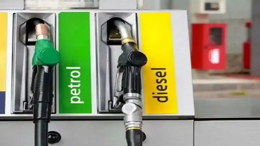 Petrol Diesel Price Today: कच्चे तेल में भारी गिरावट के बावजूद पेट्रोल डीजल के दाम स्थिर, जानें अपने शहर का रेट