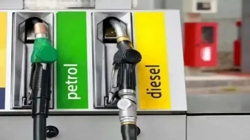Petrol Diesel Price Today: कच्चे तेल में भारी गिरावट के बावजूद पेट्रोल डीजल के दाम स्थिर, जानें अपने शहर का रेट