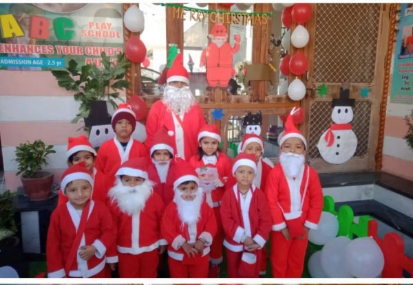 दिशा पाठशाला में बच्चों ने क्रिसमस मनाया