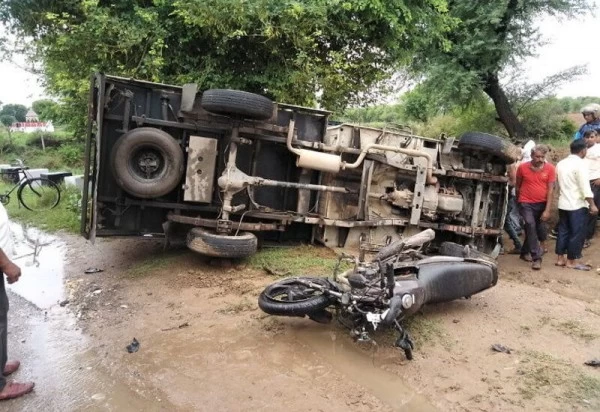 बाइक को टक्कर मारकर पलटी तेज रफ्तार पिकअप, टीचर व पंचायत सहायक की मौत