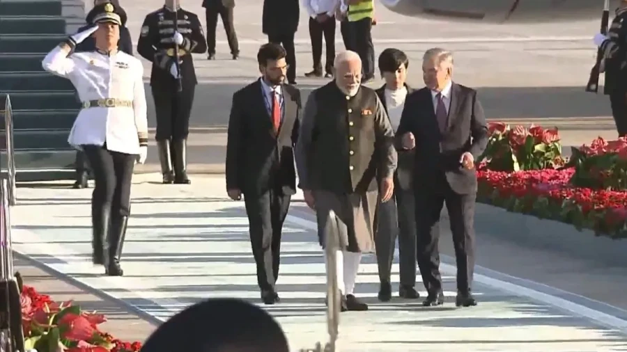 पीएम मोदी पहुंचे उज्बेकिस्तान: राष्ट्रपति मिर्जियोयेव ने ताशकंद में गले लगाकर किया स्वागत