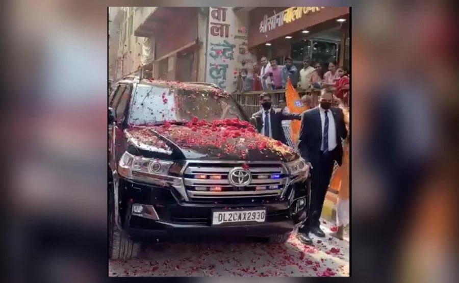 PM Modi stops car on Varanasi street, accepts turban, scarf from local; video surfaces