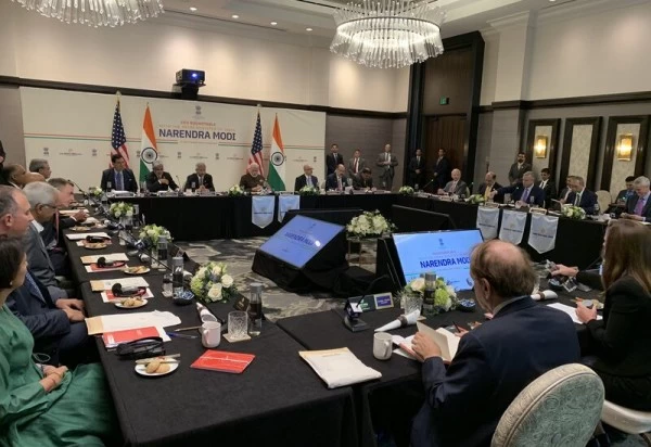 ह्यूस्टन में प्रधानमंत्री नरेंद्र मोदी का जोरदार स्वागत, ऊर्जा कंपनियों के CEO के साथ मुलाकात की