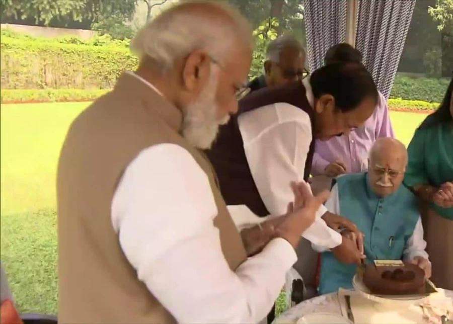 PM greets LK Advani on 94th birthday, meets him along with senior BJP leaders