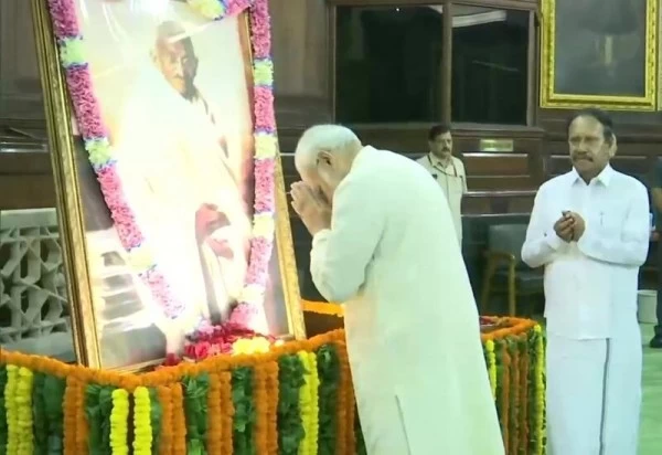 प्रधानमंत्री नरेंद्र मोदी और एम वेंकैया नायडू ने राष्ट्रपिता महात्मा गांधी को दी श्रद्धांजलि