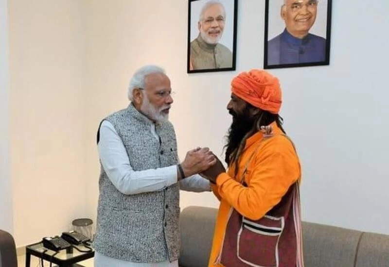 PM Modi meets rickshaw puller who invited him to his daughter's wedding