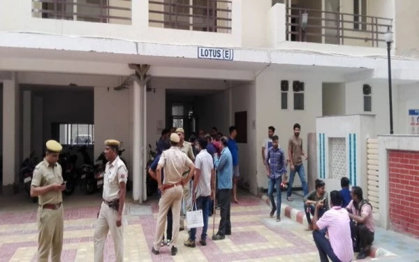 तीन युवकों का अपहरण कर फ्लैट में बंधक बनाकर रखा, हरियाणा गैंग की युवती समेत सात जने गिरफ्तार