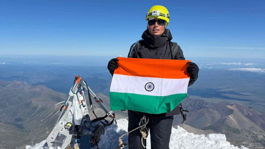सीकर की बेटी पूनम कंवर ने यूरोप की सबसे ऊंची चोटी माउंट एल्ब्रुस पर फहराया तिरंगा