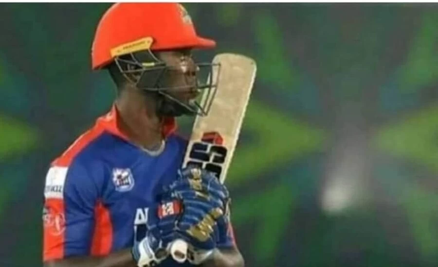 मुंबई इंडियंस ग्लव्स पहनकर PSL में उतरा ये बल्लेबाज, जमकर हुआ ट्रोल, देखे...