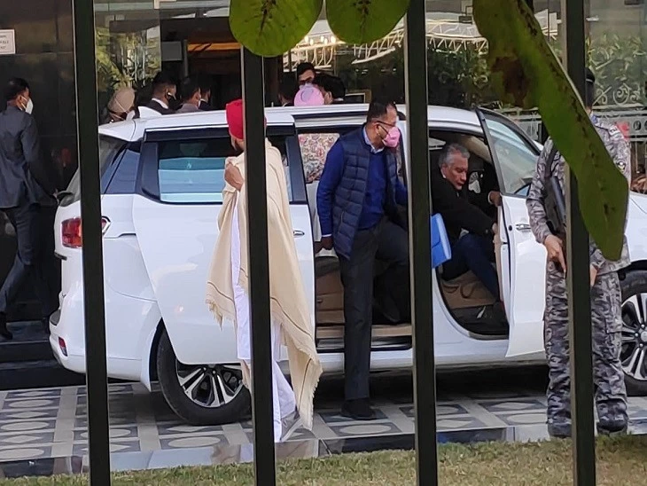 Discussion of Sidhus resignation from Congress - Rahul Gandhi engaged in persuading for one and a half hours