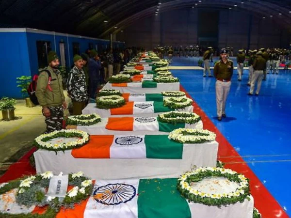 पितृ तर्पण /	पुलवामा में शहीद जवानों के परिजनों को अपने खर्च पर हरिद्वार ले जाएगा सूरत का किसान