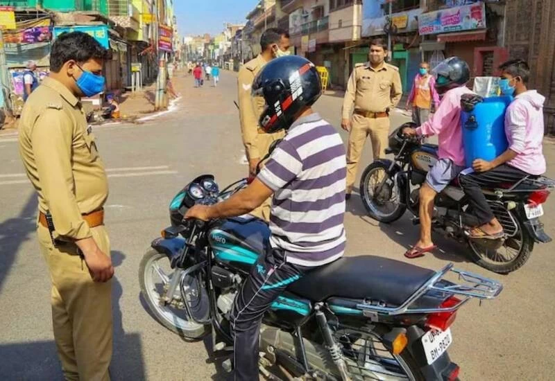 जिस जिले में 500 के पार पहुंचे एक्टिव केस, वहां लगेगा कोरोना कर्फ्यू, योगी सरकार का फैसला