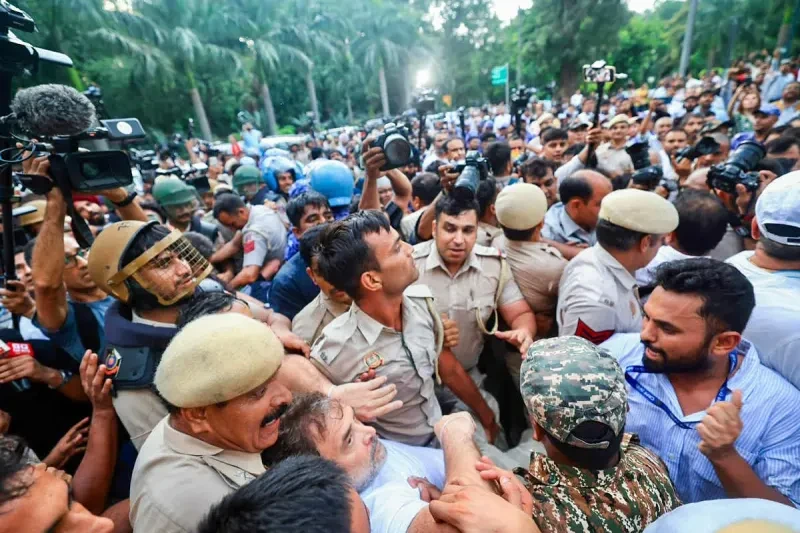 जवानों ने राहुल गांधी को घेरा