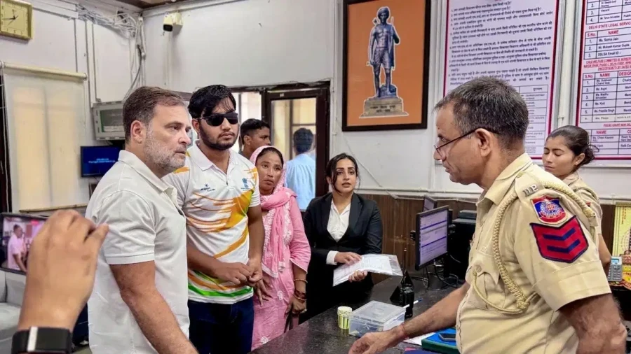दिल्ली: डीसीपी दफ्तर के बाहर धरने पर राहुल और प्रियंका गांधी, पेलेट गन मामले में एफआईआर की मांग